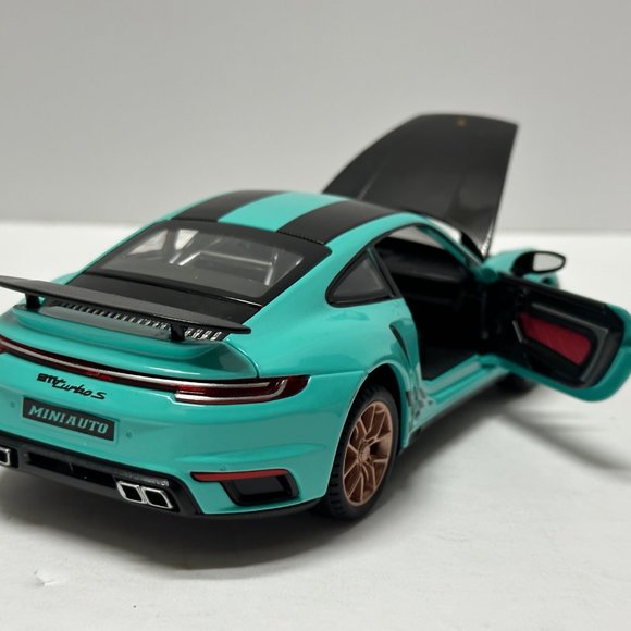1:24 2020 Porsche 911 Turbo S Diecast With Headlight & Tailight LEDS Blue/Black - Picture 4 of 8